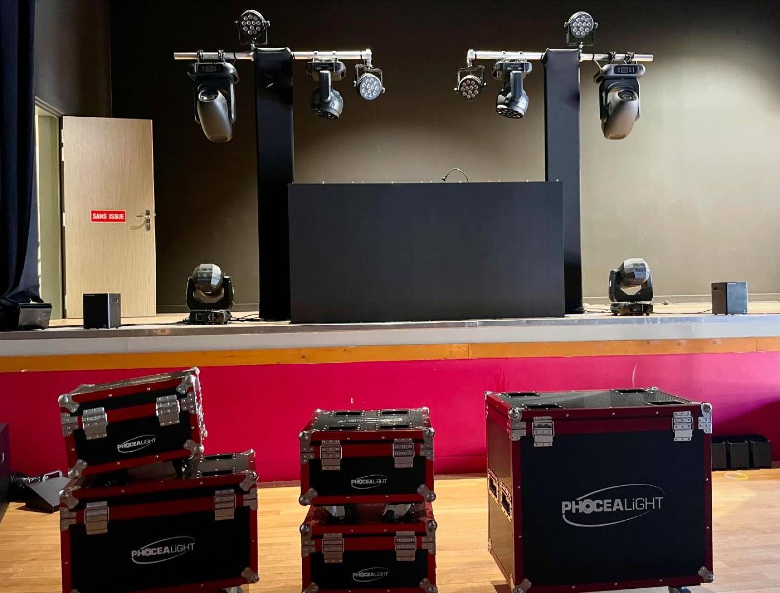 Entreprise spécialisée dans la réparation de lyres avec contrôle DMX pour projecteurs de scène avec effets de prisme à Rennes 35 en Ille-et-Vilaine