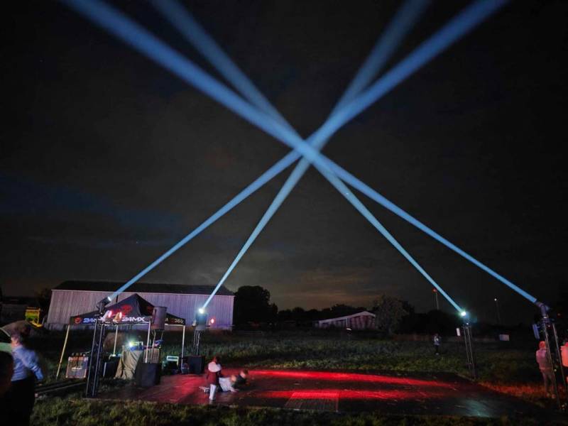 Cherche lyres puissantes pour des spectacles pendant les fêtes de noël pour éclairer des scènes