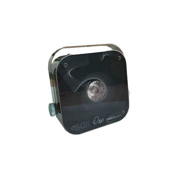 BOX ONE, un petit projecteur sur batterie, qui peut se placer partout et facilement contrôlable grâce à sa télécommande